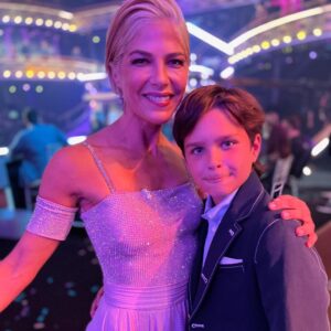 Selma Blair Instagram - About last night…💜

And all the love to @sashafarber1 and my crew of greats✨

IMAGE 1: Selma has short blonde hair and is being lead downstage into the spotlight by her partner Sasha who has short brown hair and is wearing a lavender suit.

IMAGE 2 : Selma has short blonde hair and is seated in a chair in wearing a long lavender dress while she looks to the left and holds hands with Amy, who has dark blonde hair and is wearing black pants and a black top.

IMAGE 3: Selma stands in a lavender dress with her friends Jamie, Andraéa, Hylda, her son Arthur and Jason.

IMAGE 4: Selma has short blond hair and is standing with her arm around her son Arthur, who is wearing a navy jacket.

IMAGE 5 - Selma and Sasha hug on stage at the end of their performance.