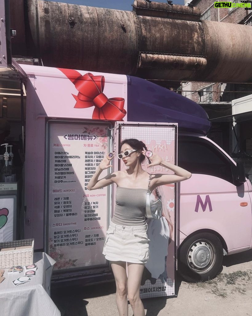 Seohyun Instagram - 이렇게 행복할 수가 있을까요🫣 우리 팬여러분이 주신 커피차❤️빙수차 덕분에 뜨겁고 뜨거운 여름날의 촬영에 엄청난 힘이 되었어요 정말 고맙고 사랑해요 love u🫶🏻