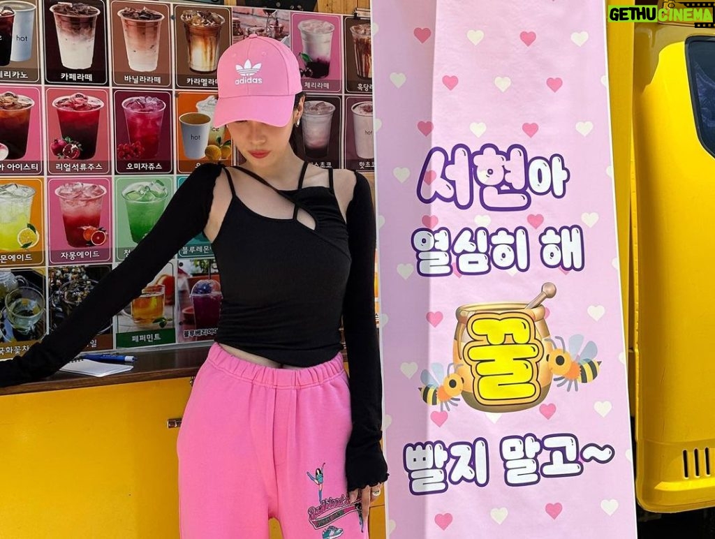 Seohyun Instagram - 효연언니를 사랑하지 않을 방법이란..없다🤦🏻‍♀️💓 내사랑 흥자매 울 효랭언니의 사랑 덕분에 뜨거운 태양마저 사르르 녹아내렸어효🫣 진짜 너무 고맙고 사랑해애ㅐㅏ아아ㅏ이ㅇ💘