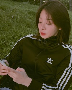Seol In-a Instagram - 엄마가 중학생때 사주신 10년도 더 된 져지
지금까지 입어도 되는거잖아. 아나바다 

Linus’s jerseys
