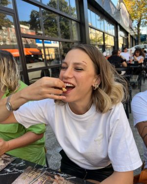 Serenay Sarıkaya Instagram - KGKG ekibi Adana özlemi♥️
(kaşımdaki yara rol icabı panik yok)