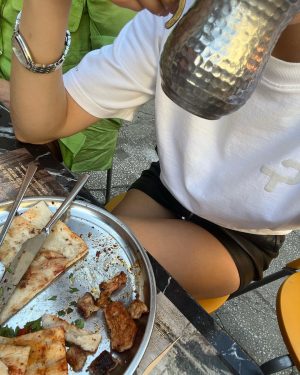 Serenay Sarıkaya Instagram - KGKG ekibi Adana özlemi♥️
(kaşımdaki yara rol icabı panik yok)