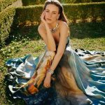 Serenay Sarıkaya Instagram - “Kendime güzel, küçük bir dünya yarattım. Canımı sıkan herkesi ve her şeyi hayatımdan çıkardım. Belki bir koruma kalkanı bu, bilmiyorum ama beni daha verimli hale getiriyor.” Sözleriyle öne çıkan @serenayss röportajının tamamı Harper’s Bazaar Temmuz - Ağustos 2023 sayısında! #SerenaySarıkaya #HarpersBazaar #HarpersBazaarTürkiye Genel yayın yönetmeni: @gulenyelmen Röportaj: @badecakar Fotoğraf: @federicodeangelisphotography Saç & Makyaj: @ondertiryaki Moda Editörü: @selinbursalioglu Proje Uzmanı: @neslisahhelvacii Roma/italya