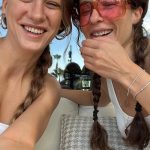 Serenay Sarıkaya Instagram - Seninle seyahat etmek,(denizin içinde kurduğumuz hayaller, ettiğimiz dualar), seninle şarkı söylemek,( ki benim kadar repertuarı zengin olan bir sen bir de Mustafa Keser vardır herhalde) seninle gülmek, ağlamak, yemek, içmek,(ki güzel yemek yemezse mutsuz olur bu kız boğa burcu) seninle dertleşmek, seninle motive olmak, başarılarına şahit olmak, acısıyla tatlısıyla birlikte büyümek çok güzel kardeşim. Sen olmasan gerçekten daha zor olurdu her şey… İyi ki doğdun, iyi ki varsın güzelim🧿🌹 Daha nice harika şeyleri birlikte yaşamak dileğiyle… Seni çok seviyorum ♥️