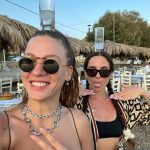 Serenay Sarıkaya Instagram - Seninle seyahat etmek,(denizin içinde kurduğumuz hayaller, ettiğimiz dualar), seninle şarkı söylemek,( ki benim kadar repertuarı zengin olan bir sen bir de Mustafa Keser vardır herhalde) seninle gülmek, ağlamak, yemek, içmek,(ki güzel yemek yemezse mutsuz olur bu kız boğa burcu) seninle dertleşmek, seninle motive olmak, başarılarına şahit olmak, acısıyla tatlısıyla birlikte büyümek çok güzel kardeşim. Sen olmasan gerçekten daha zor olurdu her şey… İyi ki doğdun, iyi ki varsın güzelim🧿🌹 Daha nice harika şeyleri birlikte yaşamak dileğiyle… Seni çok seviyorum ♥️