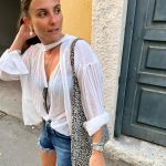 Serenay Sarıkaya Instagram - Seninle seyahat etmek,(denizin içinde kurduğumuz hayaller, ettiğimiz dualar), seninle şarkı söylemek,( ki benim kadar repertuarı zengin olan bir sen bir de Mustafa Keser vardır herhalde) seninle gülmek, ağlamak, yemek, içmek,(ki güzel yemek yemezse mutsuz olur bu kız boğa burcu) seninle dertleşmek, seninle motive olmak, başarılarına şahit olmak, acısıyla tatlısıyla birlikte büyümek çok güzel kardeşim. Sen olmasan gerçekten daha zor olurdu her şey… İyi ki doğdun, iyi ki varsın güzelim🧿🌹 Daha nice harika şeyleri birlikte yaşamak dileğiyle… Seni çok seviyorum ♥️