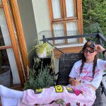 Serenay Sarıkaya Instagram - Seninle seyahat etmek,(denizin içinde kurduğumuz hayaller, ettiğimiz dualar), seninle şarkı söylemek,( ki benim kadar repertuarı zengin olan bir sen bir de Mustafa Keser vardır herhalde) seninle gülmek, ağlamak, yemek, içmek,(ki güzel yemek yemezse mutsuz olur bu kız boğa burcu) seninle dertleşmek, seninle motive olmak, başarılarına şahit olmak, acısıyla tatlısıyla birlikte büyümek çok güzel kardeşim. Sen olmasan gerçekten daha zor olurdu her şey… İyi ki doğdun, iyi ki varsın güzelim🧿🌹 Daha nice harika şeyleri birlikte yaşamak dileğiyle… Seni çok seviyorum ♥️