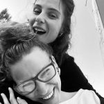 Serenay Sarıkaya Instagram - Seninle seyahat etmek,(denizin içinde kurduğumuz hayaller, ettiğimiz dualar), seninle şarkı söylemek,( ki benim kadar repertuarı zengin olan bir sen bir de Mustafa Keser vardır herhalde) seninle gülmek, ağlamak, yemek, içmek,(ki güzel yemek yemezse mutsuz olur bu kız boğa burcu) seninle dertleşmek, seninle motive olmak, başarılarına şahit olmak, acısıyla tatlısıyla birlikte büyümek çok güzel kardeşim. Sen olmasan gerçekten daha zor olurdu her şey… İyi ki doğdun, iyi ki varsın güzelim🧿🌹 Daha nice harika şeyleri birlikte yaşamak dileğiyle… Seni çok seviyorum ♥️