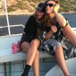 Serenay Sarıkaya Instagram - Seninle seyahat etmek,(denizin içinde kurduğumuz hayaller, ettiğimiz dualar), seninle şarkı söylemek,( ki benim kadar repertuarı zengin olan bir sen bir de Mustafa Keser vardır herhalde) seninle gülmek, ağlamak, yemek, içmek,(ki güzel yemek yemezse mutsuz olur bu kız boğa burcu) seninle dertleşmek, seninle motive olmak, başarılarına şahit olmak, acısıyla tatlısıyla birlikte büyümek çok güzel kardeşim. Sen olmasan gerçekten daha zor olurdu her şey… İyi ki doğdun, iyi ki varsın güzelim🧿🌹 Daha nice harika şeyleri birlikte yaşamak dileğiyle… Seni çok seviyorum ♥️