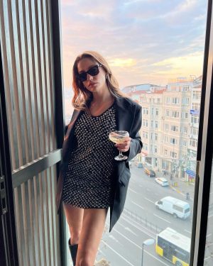 Serenay Sarıkaya Instagram - OCAK 2023 🥂🙏🏼♥️