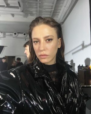 Serenay Sarıkaya Instagram - OCAK 2023 🥂🙏🏼♥️