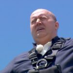 Sergey Burunov Instagram - Сегодня последний выпуск моего летнего злоключения))), на самом деле, конечно приключения. Я набегал по лестницам #фортбоярд десятки тысяч шагов, сорвал голос, очень уставал, и даже один раз, на минуточку, первый раз в истории программы ведущий выручал команду, приняв участие в испытании. Дада, я прыгал с тарзанкой со стены форта, с 40 метров над океаном🤦‍♂️🤦‍♂️🤦‍♂️ Спасибо 🥵🥵🥵 @tv_ctc за глаза срущей кошки на моем лице) Спасибо, Слава @vmurugov за этот опыт. Спасибо всей съемочной команде. Было трудно, но кажется вам, уважаемые зрители и подписчики, было интересно провести с нами 8 вечеров понедельников. Передаю эстафету @morgen_shtern и шоу #русскийниндзя Так что продолжайте включать телевизоры в 20.00 по понедельникам на канал @tv_ctc