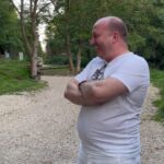 Sergey Burunov Instagram - Месье Серж Бурунов снова с вами в 20.00 на канале @tv_ctc А пока продолжу истории из Франции. Особенным событием и большой честью стало знакомство с невероятным человеком, клоуном Славой Полуниным. @slava_zya Я был поражен настоящим светом и мудростью, которая исходит от Вячеслава Ивановича и его супруги Лены. Под Парижем находится даже не знаю, как правильно объяснить …территория чистого творчества и волшебства @moulinjaune Театральные коллективы со всего мира присылают свои заявки и приезжают творить вместе со Славой и его командой. Каждый уголок его сада - это настоящая художественная инсталляция, а сам дом - Желтая мельница - похож на сказочный замок. Вдруг идешь по саду, а навстречу идет давний напарник Полунина по Лицедеям, Николай Терентьев, и играет на шарманке. Ну это ли не чудо? Несколько раз в год туда можно попасть посетителям. В сторис я повесил ссылку, прочитайте подробнее про это уникальное место. На видео в карусели несколько моментов нашей прогулки, которые навсегда останутся у меня в памяти. #полунин #асисяй Le Moulin Jaune