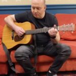 Sergey Burunov Instagram - В гримерке увидел Ванину @urgantcom гитару. И что-то сентиментальное новогоднее настроение подступило. Делюсь с вами. С наступающим, дорогие подписчики. P.s. Сегодня в 23.35 мы очень смешно провожаем год на @1tv #вечернийургант @vecherniy_urgant