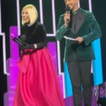 Sergey Lazarev Instagram - 😂😂продолжение!! 🔥Этого НЕ ПОКАЖУТ на ТВ. «Лучшее» Песня года 2023. С @leratv Все шутки- это импровизация в моменты технических пауз во время съемки, это не официальный сценарий. Шутки не призваны оскорбить или обидеть друг друга или кого-то! У нас с Лерой , слава Богу, с чувством юмора и самоироней все в порядке , чего и остальным желаем! ❤️❤️ видео длинное и местами очень смешное)) смотрите до конца😂😂❤️ #лазарев #кудрявцева #песнягода #перлы #шутки #леракудрявцева #сергейлазарев