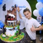 Sergey Lazarev Instagram – Какой Невероятный торт для Никиты сделали в @ribambelle.ru 
@ribambelle.cakes ! Спасибо! Никита фанат Гарри Поттера) и конечно торт и украшения дома в этой стилистике на День Рождения) помимо того, что торт красивый, он еще и вкусный ( внутри медовик и эстерхази с малиной ) ммммм! Прощай диета😂 ! Огромное спасибо всем за поздравления! Я все передал Никите❤️ #никитасергеевич #Никита #Лазарев #деньрождения