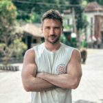 Sergey Lazarev Instagram – Лечу домой! Заряженный и отдохнувший (ну почти 😅). Я намеренно не читал новостей, намеренно постарался отключиться и перезагрузиться!  Сейчас буду вновь погружаться в повестку дня! Удивительное дело, за 2 недели на острове Бали Я НИ РАЗУ не слышал , чтобы кто-то из местных кричал, ругался, негативно высказывался о ком-то, скандалил или оскорблял другого! Клянусь! ни разу! Абсолютная повсеместная доброта и дружелюбие! Каждое слово всегда говорилось с улыбкой, всегда были готовы помочь и все объяснить. Уровень жизни тут очень невысокий! Но при этом абсолютное умиротворение и позитив. Значит, все-таки так возможно! Значит все-таки добро существует! И Добро обязательно победит зло! Я всем желаю дарить и сеять добро и любовь . Начните со своего окружения! Пусть всё у всех будет хорошо 🙏 до встречи ❤️ #сергейлазарев #бали #лазарев #отпуск #добро Bali, Indonesia