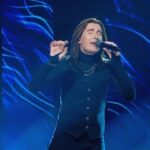 Sergey Lazarev Instagram – Второй участник, которого хочется выделить, точно запомнился своей неординарностью – Михаил Житов. @zhitovmishka . Безусловно харизматичный , музыкальный инопланетянин)) Михаил поет всем телом. Всё выступление я пытался понять, нравится мне или нет, но я стараюсь абстрагироваться от личных вкусовых предпочтений и оценивать наличие или отсутствие таланта , голоса, индивидуальности, артистизма и харизмы . В Данном выступлении- всё есть. Это интересно! Смог бы я выдержать весь концерт в таком исполнении- не уверен! На любителя!))) Может быть именно поэтому второе выступление Михаила в баттле показалось сотне уже предсказуемым и он не смог набрать достаточно баллов, чтобы пройти дальше. Хотя соперница Михаила, также не справилась с баттлом, но получила баллов выше и прошла в след этап. В любом случае, Михаила лично я запомнил! #сергейлазарев #лазарев #нукавсевместе #житовмиша 
Новый выпуск шоу «Ну-ка, все вместе» смотрите по пятницам в 21.30 на телеканале Россия-1!