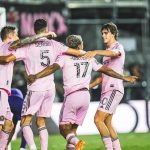 Sergio Busquets Instagram - Gran partido del equipo y pasamos a la siguiente ronda! Gracias afición por el gran ambiente, el derbi se queda en casa 💪🏼🩷🖤 @intermiamicf