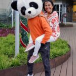Sergio Daniel Brazón Rodríguez Instagram - En mi canal les muestro quien es mi MAMÁ. Así que corran a ver ese video que me llena de mucha felicidad cada vez que lo veo. . Desde que me mudé de Venezuela a Bogotá, no veía a mi mamá y me dolió mucho cuando le tuve que decir adios, pero, gracias a Dios y a ustedes, pude regalarle un viaje de vacaciones y para mi, verla, fue el mejor regalo de Navidad de mi vida. . Ya mi mamá está en Venezuela y, aunque me ponga triste eso, disfrute y pase días increíble junto a ella. Like si quieres más videos con Mama Panda 😝❤ En Algun Lugar Super Feliz