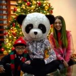 Sergio Daniel Brazón Rodríguez Instagram - ¿Quien de ustedes quisiera pasar la navidad con @amara.aa @aladdinpinguin_ y un panda? 😅 Nos vemos tan navideños 🎄🎅 ¡ACABAMOS DE SUBIR UN VIDEO EN YOLO AVENTURAS HACIENDOLE UNA BROMA A AMARA!🔥 Corran a verlo.