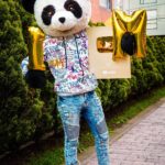 Sergio Daniel Brazón Rodríguez Instagram - 1 Millón de Suscriptores en YouTube en 3 meses🤯... solo puedo decir: Gracias Dios, por darme salud para cumplir este sueño. Luego tengo que agradecerle a ustedes (mi pandilla❤) por ver siempre mis videos y reirse de mis estupideces 😅 no saben lo feliz que me hace eso. Gracias a mis amigos: @medicenyolo @soymarianaavila @soynandito @jotaaventurero @marcocracks y el resto del equipo. Gracias a @youtube por existir. Y por último a mi mamá, mi familia y mis amigos de la uni y cole que siempre me han apoyado. . Si pudiera decirles algo a ustedes es: Siempre sueña en grande, porque mereces lo que sueñas. Gracias❤ . Pdra: @jotaaventurero me tomo la foto y no me dijo que el globo de 1 estaba al revés. 😅 Bogotá, Colombia