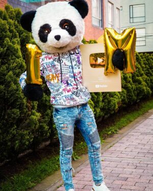 Sergio Daniel Brazón Rodríguez Instagram - 1 Millón  de Suscriptores en YouTube en 3 meses🤯... solo puedo decir: Gracias Dios, por darme salud para cumplir este sueño.
Luego tengo que agradecerle a ustedes (mi pandilla❤) por ver siempre mis videos y reirse de mis estupideces 😅 no saben lo feliz que me hace eso.
Gracias a mis amigos: @medicenyolo @soymarianaavila @soynandito @jotaaventurero @marcocracks y el resto del equipo. 
Gracias a @youtube por existir.
Y por último a mi mamá, mi familia y mis amigos de la uni y cole que siempre me han apoyado.
.
Si pudiera decirles algo a ustedes es: Siempre sueña en grande, porque mereces lo que sueñas.
Gracias❤
.
Pdra: @jotaaventurero me tomo la foto y no me dijo que el globo de 1 estaba al revés. 😅