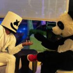 Sergio Daniel Brazón Rodríguez Instagram - Estábamos hablando de negocios mi amigo @marshmello y yo, cuando mi amigo @soynandito me tomó esta foto. Si, soy un Panda de negocios, amigos. 😎