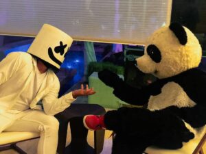Sergio Daniel Brazón Rodríguez Instagram - Estábamos hablando de negocios mi amigo @marshmello  y yo, cuando mi amigo @soynandito me tomó esta foto.
Si, soy un Panda de negocios, amigos. 😎