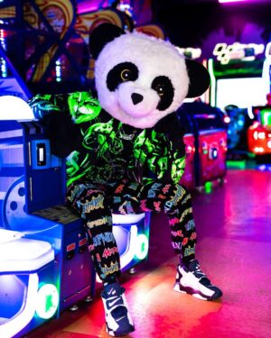 Sergio Daniel Brazón Rodríguez Instagram - Me veo así y me dan ganas de ponerme a hacer música 🎶 ¿Qué dicen? ThePanda in da house 😎

Pdta:  Díganle a @yamitaventurero que me pase más fotos :v