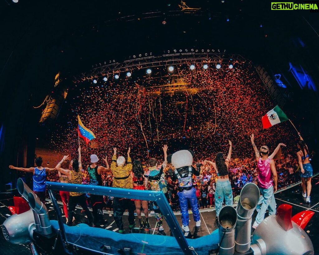 Sergio Daniel Brazón Rodríguez Instagram - ¡Nuestro primer show fue inolvidable! Hicimos Sold Out en el Pepsi Center de Ciudad de México delante de más de 3.500 Aventureros que cantaron nuestras canciones y vieron un show increíble en el que trabajamos durante mucho tiempo con un grupo de personas maravillosas. ¡Eternamente agradecidos con todo el equipo! 🥹❤️ Mexico City, Mexico