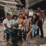 Sergio Malheiros Instagram - Ontem encerramos um ciclo lindo de trabalho com “fim” (que não foi o fim) da primeira temporada da série Capoeiras (que talvez não seja Capoeiras). 😅 Contar essa história sobre Capoeira, Candomblé e a memória física do povo preto, foi um processo intenso e muito saboroso. Uma história inspirada no livro “A Balada de Noivo da Vida e Veneno da Madrugada” do grande Mestre Nestor Capoeira. Noivo foi um personagem desafiador e um grande presente. Obrigado meus diretores, colegas de elenco e toda a equipe que ralou demais pra fazer essa série acontecer. Foi uma jornada extenuante, e só uma equipe com muita garra e amor pelo cinema pra resistir bravamente. Por último, mas não menos importante, obrigado meu grande parceiro @raphaellogam pela parceira dentro e fora de cena e pelo convite pra esse projeto incrível que nem nos meus melhores sonhos eu imaginava que ficaria tão foda. A Capoeira esteve presente em quase todos os momentos da minha vida e quando eu pensei que ela tinha me abandado, ela deu volta ao mundo e me chamou de volta pro jogo. Então vamos vadiar… Adeus Adeus, Boa viagem 🙌🏾🙏🏾👊🏾