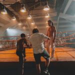 Sergio Malheiros Instagram - Ontem encerramos um ciclo lindo de trabalho com “fim” (que não foi o fim) da primeira temporada da série Capoeiras (que talvez não seja Capoeiras). 😅 Contar essa história sobre Capoeira, Candomblé e a memória física do povo preto, foi um processo intenso e muito saboroso. Uma história inspirada no livro “A Balada de Noivo da Vida e Veneno da Madrugada” do grande Mestre Nestor Capoeira. Noivo foi um personagem desafiador e um grande presente. Obrigado meus diretores, colegas de elenco e toda a equipe que ralou demais pra fazer essa série acontecer. Foi uma jornada extenuante, e só uma equipe com muita garra e amor pelo cinema pra resistir bravamente. Por último, mas não menos importante, obrigado meu grande parceiro @raphaellogam pela parceira dentro e fora de cena e pelo convite pra esse projeto incrível que nem nos meus melhores sonhos eu imaginava que ficaria tão foda. A Capoeira esteve presente em quase todos os momentos da minha vida e quando eu pensei que ela tinha me abandado, ela deu volta ao mundo e me chamou de volta pro jogo. Então vamos vadiar… Adeus Adeus, Boa viagem 🙌🏾🙏🏾👊🏾