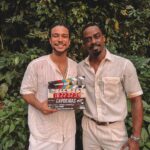 Sergio Malheiros Instagram - Ontem encerramos um ciclo lindo de trabalho com “fim” (que não foi o fim) da primeira temporada da série Capoeiras (que talvez não seja Capoeiras). 😅 Contar essa história sobre Capoeira, Candomblé e a memória física do povo preto, foi um processo intenso e muito saboroso. Uma história inspirada no livro “A Balada de Noivo da Vida e Veneno da Madrugada” do grande Mestre Nestor Capoeira. Noivo foi um personagem desafiador e um grande presente. Obrigado meus diretores, colegas de elenco e toda a equipe que ralou demais pra fazer essa série acontecer. Foi uma jornada extenuante, e só uma equipe com muita garra e amor pelo cinema pra resistir bravamente. Por último, mas não menos importante, obrigado meu grande parceiro @raphaellogam pela parceira dentro e fora de cena e pelo convite pra esse projeto incrível que nem nos meus melhores sonhos eu imaginava que ficaria tão foda. A Capoeira esteve presente em quase todos os momentos da minha vida e quando eu pensei que ela tinha me abandado, ela deu volta ao mundo e me chamou de volta pro jogo. Então vamos vadiar… Adeus Adeus, Boa viagem 🙌🏾🙏🏾👊🏾