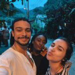 Sergio Malheiros Instagram - Ontem encerramos um ciclo lindo de trabalho com “fim” (que não foi o fim) da primeira temporada da série Capoeiras (que talvez não seja Capoeiras). 😅 Contar essa história sobre Capoeira, Candomblé e a memória física do povo preto, foi um processo intenso e muito saboroso. Uma história inspirada no livro “A Balada de Noivo da Vida e Veneno da Madrugada” do grande Mestre Nestor Capoeira. Noivo foi um personagem desafiador e um grande presente. Obrigado meus diretores, colegas de elenco e toda a equipe que ralou demais pra fazer essa série acontecer. Foi uma jornada extenuante, e só uma equipe com muita garra e amor pelo cinema pra resistir bravamente. Por último, mas não menos importante, obrigado meu grande parceiro @raphaellogam pela parceira dentro e fora de cena e pelo convite pra esse projeto incrível que nem nos meus melhores sonhos eu imaginava que ficaria tão foda. A Capoeira esteve presente em quase todos os momentos da minha vida e quando eu pensei que ela tinha me abandado, ela deu volta ao mundo e me chamou de volta pro jogo. Então vamos vadiar… Adeus Adeus, Boa viagem 🙌🏾🙏🏾👊🏾