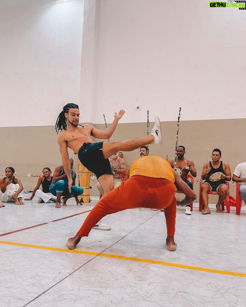 Sergio Malheiros Instagram - “Fazer nas ruas e praças públicas exercícios de agilidade destreza e corporal conhecidos pela denominação capoeiragem; andar em correrias, com armas ou instrumentos capazes de produzir lesão corporal, provocando tumultos ou desordens, ameaçando pessoa certa ou incerta ou incutindo temor de algum mal: Pena - Prisão de dois a seis meses.” Código penal brasileiro de 1890 🤦🏾