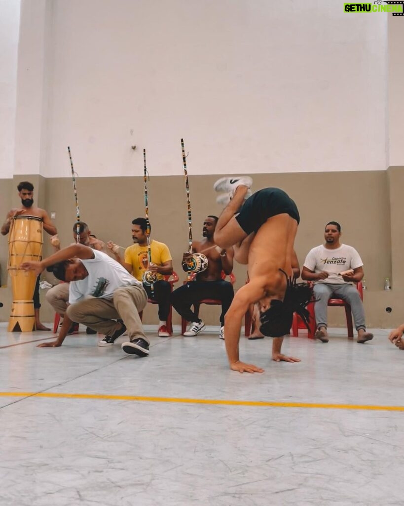 Sergio Malheiros Instagram - “Fazer nas ruas e praças públicas exercícios de agilidade destreza e corporal conhecidos pela denominação capoeiragem; andar em correrias, com armas ou instrumentos capazes de produzir lesão corporal, provocando tumultos ou desordens, ameaçando pessoa certa ou incerta ou incutindo temor de algum mal: Pena - Prisão de dois a seis meses.” Código penal brasileiro de 1890 🤦🏾