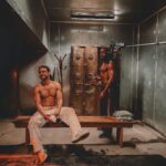 Sergio Malheiros Instagram - Ontem encerramos um ciclo lindo de trabalho com “fim” (que não foi o fim) da primeira temporada da série Capoeiras (que talvez não seja Capoeiras). 😅 Contar essa história sobre Capoeira, Candomblé e a memória física do povo preto, foi um processo intenso e muito saboroso. Uma história inspirada no livro “A Balada de Noivo da Vida e Veneno da Madrugada” do grande Mestre Nestor Capoeira. Noivo foi um personagem desafiador e um grande presente. Obrigado meus diretores, colegas de elenco e toda a equipe que ralou demais pra fazer essa série acontecer. Foi uma jornada extenuante, e só uma equipe com muita garra e amor pelo cinema pra resistir bravamente. Por último, mas não menos importante, obrigado meu grande parceiro @raphaellogam pela parceira dentro e fora de cena e pelo convite pra esse projeto incrível que nem nos meus melhores sonhos eu imaginava que ficaria tão foda. A Capoeira esteve presente em quase todos os momentos da minha vida e quando eu pensei que ela tinha me abandado, ela deu volta ao mundo e me chamou de volta pro jogo. Então vamos vadiar… Adeus Adeus, Boa viagem 🙌🏾🙏🏾👊🏾