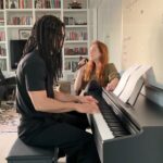 Sergio Malheiros Instagram - Fazer um som em casa agora tem outro peso 🎵❤️ Acabei de ganhar esse lindo piano digital Celviano AP-270BK da @casiobrasil Ele reproduz os sons do piano de cauda clássico, desde timbres delicados e leves até tons fortes e marcantes, dependendo do peso das combinações de teclas. Tem sensor triplo e ação de martelo efeitos digitais, onexão com o aplicativo (CASIO MUSIC SPACE) e tem um modo que eu amo que é o modo dueto: onde vc divide o piano em dois, pra fazer aula ou pra tocar junto com seu amor… e além de tudo é lindo de morrer. Irado, ne? 👏🏾👏🏾 Muito obrigado, @casiobrasil e @casioteclados. Estamos muito felizes aqui em casa 😅❤️