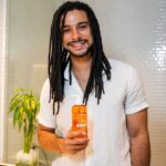 Sergio Malheiros Instagram - Quem aí já se pegou pensando: “Será que meu gel de limpeza está fazendo o trabalho certo pela minha pele?” É normal questionar, afinal, cada pele é única! Se a sua jornada dermatológica é pela redução de oleosidade e acne, o Actine Gel, carinhosamente conhecido como “O Laranjinha”, é o match certo: 97% menos oleosidade e 86% menos acne. Agora, se sua pele é da turma mista à oleosa, o Actine Oil Control, ou “O Amarelinho”, é o aliado que segura a onda por 12 horas, sem efeito rebote. E, claro, não esquece de bater um papo com seu dermatologista antes de usar, viu? 👌🏾🧡 Aproveite também pra garantir o seu Actine com 10% off + frete grátis acima de R$149 + 3 amostras na 1ª compra do site Darrow… @darrowbr • Publicidade