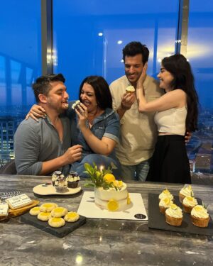 Serkan Çayoğlu Instagram - Happy Birthday to us!!! 🥂🥂🥳 @erkncyglu @uemitcayoglu