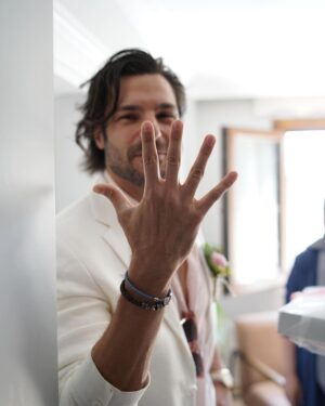 Serkan Çayoğlu Instagram - You're just too good to be true
Can't take my eyes off of you
You'd be like Heaven to touch
I wanna hold you so much
At long last, love has arrived
And I thank God I'm alive
You're just too good to be true
Can't take my eyes off of you ❤️