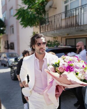 Serkan Çayoğlu Instagram - You're just too good to be true
Can't take my eyes off of you
You'd be like Heaven to touch
I wanna hold you so much
At long last, love has arrived
And I thank God I'm alive
You're just too good to be true
Can't take my eyes off of you ❤️