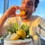 Serkan Çayoğlu Instagram - Happy Birthday to us!!! 🥂🥂🥳 @erkncyglu @uemitcayoglu