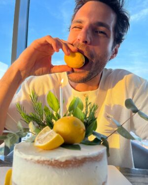 Serkan Çayoğlu Instagram - Happy Birthday to us!!! 🥂🥂🥳 @erkncyglu @uemitcayoglu
