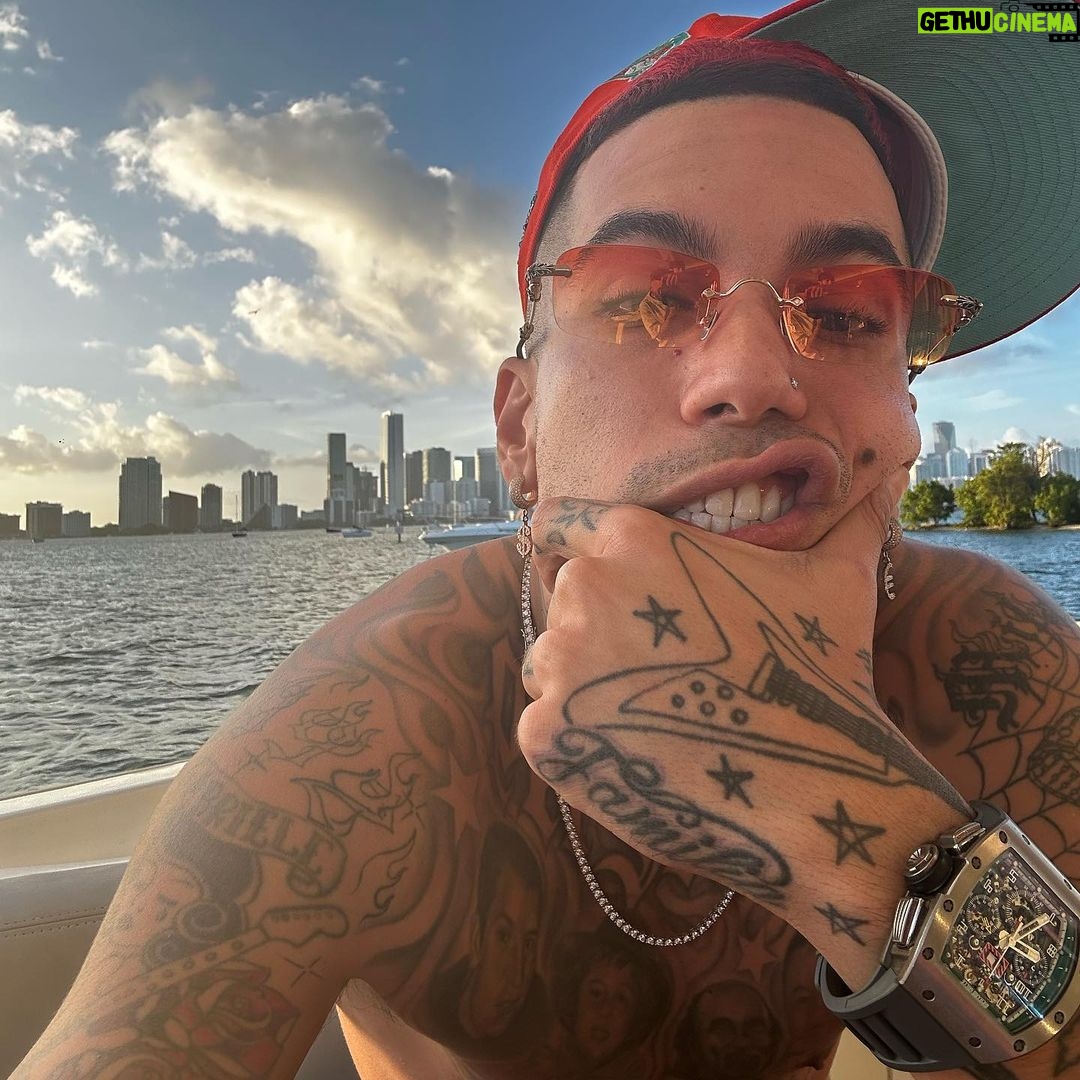 Sfera Ebbasta Instagram – 3 aerei e 1 elicottero in 2 giorni Catania