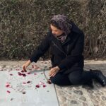 Shabnam Moghadami Instagram - . ای کبوتر از آشیان کرانه کردی بی سبب چرا ترک آشیانه کردی؟ یادی از رفیقان آشنا نکردی زین مکان که با عاشقان در آن چمیدی از آن چه دیدی؟ ناگهان چرا سوی دیگران پریدی؟ ترک یار ِنالان و ترک ِخانه کردی... برمزار ِ استاد ، امروز . به تاریخ شانزدهمین روز ِ بهمن ماه ِ سال ِ مرگْ‌باران... . شعر سروده ی محمدتقی بهار است. استاد شجریان سال ها پیش این شعر را با تنظیم استاد فرامرز پایور در ابوعطا اجرا کرده اند که تا حالا و تا همیشه شنیدنی ست. #محمد_رضا_شجریان #محمد_تقی_بهار #تصنیف_سنتی #تصنیف_ماندگار #فرامرز_پایور @homayounshajarian @shajarian_home