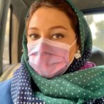 Shabnam Moghadami Instagram - . تو نه چنانی که منم من نه چنانم که تویی تو نه بر آنی که منم من نه بر آنم که تویی من همه در حکم توام تو همه در خون منی گر مه و خورشید شوم من کم از آنم که تویی با همه ای رشک پری چون سوی من برگذری باش چنین تیز مران تا که بدانم که تویی دوش گذشتی ز درم بوی نبردم ز تو من کرد خبر گوش مرا جان و روانم که تویی چون همه جان روید و دل همچو گیاه خاک درت جان و دلی را چه محل ای دل و جانم که تویی ای نظرت ناظر ما ای چو خرد حاضر ما لیک مرا زهره کجا تا به جهانم که تویی چون تو مرا گوش کشان بردی از آن جا که منم بر سر آن منظره‌ها هم بنشانم که تویی مستم و تو مست ز من سهو و خطا جست ز من من نرسم لیک بدان هم تو رسانم که تویی زین همه خاموش کنم صبر و صبر نوش کنم عذر گناهی که کنون گفت زبانم که تویی . سروده ای از اشعار حضرت مولانا، زینت بخش ِ عکسی که امروز انداختم و دلم گفت بگذارمش اینجا که بماند به یادگار از روزگاری که چندان خوش نبود . به امید ِ فرداهای بهتر،خوش تر ، شیرین تر...با هوای پاک و بی این بیماری ِ منحوس. . امروز چهارمْ روز از زمستان ، که به روایتی روز ِ درگذشت ِ حضرت مولانا نیز هست. . روزگار به کام و سلامتی برقرار