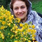 Shabnam Moghadami Instagram - با همه ی فراز و نشیب و با همه اوج و فرود ها...با همه از دست دادن ها و به دست آوردن ها...با همه غم ها و یأس ها و بیم ها و‌ امید ها...با این همه خالی و این همه نداشته هامان...زندگی زیباست و بسیار جدی...و کوتاه البته... نمی ترسم از زندگی ...می زنم به دلش و پیش می روم ...حتی اگر گاهی کم بیاورم ...تسلیم اما نه! هرگز.... شبانه شعری چگونه توان نوشت تا هم از قلبم سخن بگوید ، هم از بازویم ؟ شبانه شعری چنین چگونه توان نوشت ؟ من آن خاکستر سردم که در من شعله ی همه ی عصیان هاست ، من آن دریای آرامم که در من فریاد همه توفان هاست من آن سرداب تاریکم که در من آتش همه ایمان هاست . ا.بامداد #احمد_شاملو #ا_بامداد #زندگی