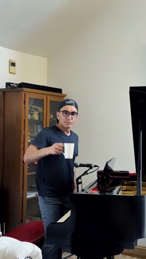 Shadmehr Aghili Instagram - .
اجرای ترانه فيلم شب برهنه دو گام بالا تر از تنظيم اصلى امیدوارم دوست داشته باشید .
داشتم فكر ميكردم چه آهنگ هايى مناسب اجرا با پيانو در كنسرت هاى آينده هست كه به ذهنم رسيد هيچكس به غير از شما نميتونه جواب اين سؤال رو بده. 
انتخاب اهنگ با شما عزیزای دلم 
اسم سه آهنگ رو کامنت کنید 
مرسی از همگی 
دوستتون دارم